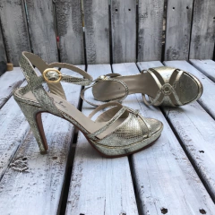 Sandalias stiletto y plataforma grabado platino. N*39- xxv-1351