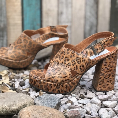 Sandalias con tacón y plataforma, animal print. m01v-2030