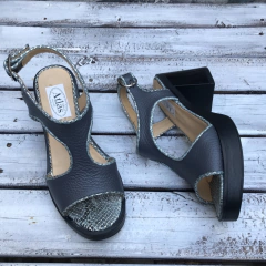 Imagen de Sandalias con tacón y plataforma, gris plomo. s06v-79