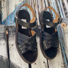 Sandalias negras cruzadas c tachitas. . j05v-582 - Altas de Olivos