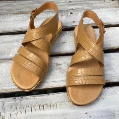 Sandalias cruzadas croco arena. j05v-907 - comprar online