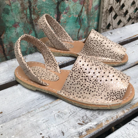 Sandalias españolas pintitas metalizadas v07v-033