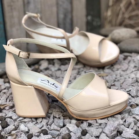 Sandalias con talón tacón y plataforma nude. N*43. e03v-1212