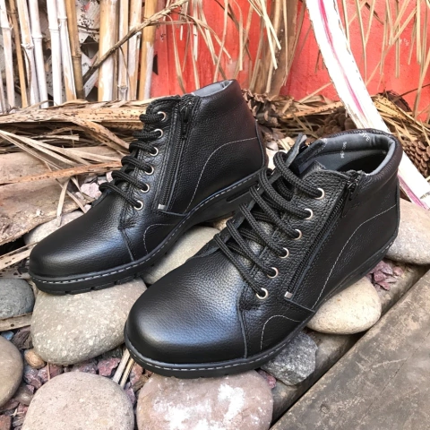 Botineta con 2cierres y cordón negro. p02i-209