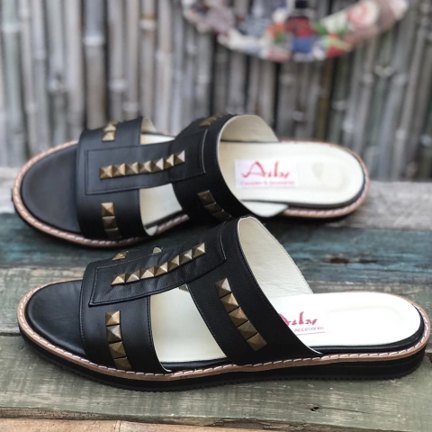 Chinelas H con tachas. - e03v-110