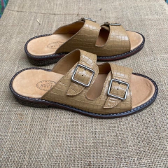 Chinelas doble hebilla croco, arena. j05v-101 en internet