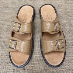 Chinelas doble hebilla croco, arena. j05v-101 - comprar online