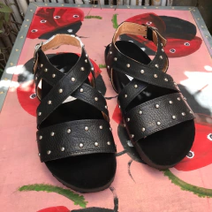 Sandalias base birke negras con tachas. j05v-621 en internet