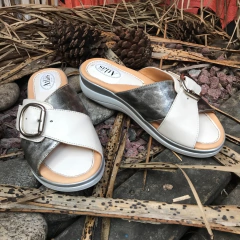 Chinelas cruzadas con hebillon tiza y peltre- p02v-584 - comprar online