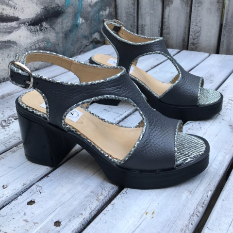 Sandalias con tacón y plataforma, gris plomo. s06v-79