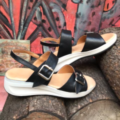 Sandalias negras con hebillas regulables. j05v-304