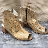 Bota semiabierta, metalizado oro. e03m-535