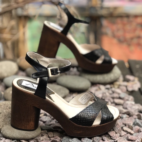 Sandalias con plataforma negras. p02v-1712