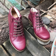 Botineta con 2cierres y cordón bordo. p02i-209 - comprar online