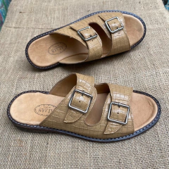 Chinelas doble hebilla croco, arena. j05v-101