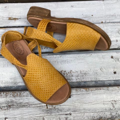 Sandalias con velcro en talón, maíz . q09v-450 - comprar online