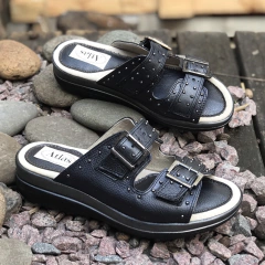 Chinelas negras 2 hebillas y tachitas. p02v-585 en internet