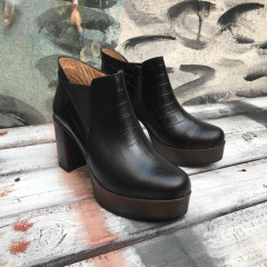 Botas cortas con taco y plataforma croco negro . m01i-3001 - Altas de Olivos