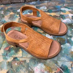 Sandalias con velcro en talón, nuez . q09v-450 - tienda online