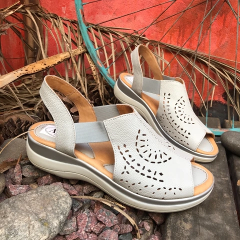 Sandalias blanco tiza hueso picada. p02v-581 - comprar online