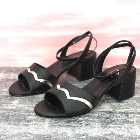 Sandalias tacón negro. f13v-1868