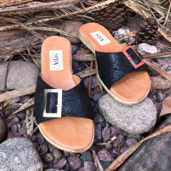 Chinelas negras con hebilla. j05v-210 - comprar online