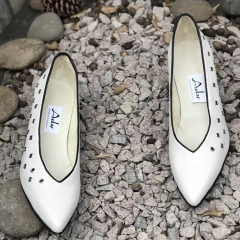 Clásicos con tacón forrado, tiza y negro. e03-20000 - Altas de Olivos