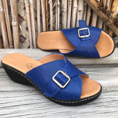 Chinelas con hebilla regulable azulino. j05v-211