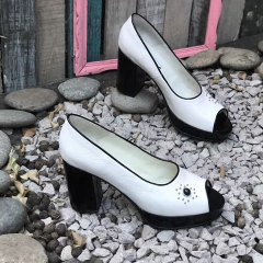 Imagen de Clásicos tacones con plataforma y boca de pez, tiza y negro e03-10220