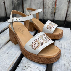 Sandalias con tacón y plataforma, blancas bordadas. j05v-729 en internet