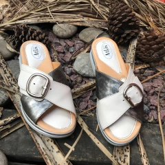 Chinelas cruzadas con hebillon tiza y peltre- p02v-584