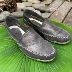 Alpargata lisa rústico negro y metal. v07-011*111 - Altas de Olivos