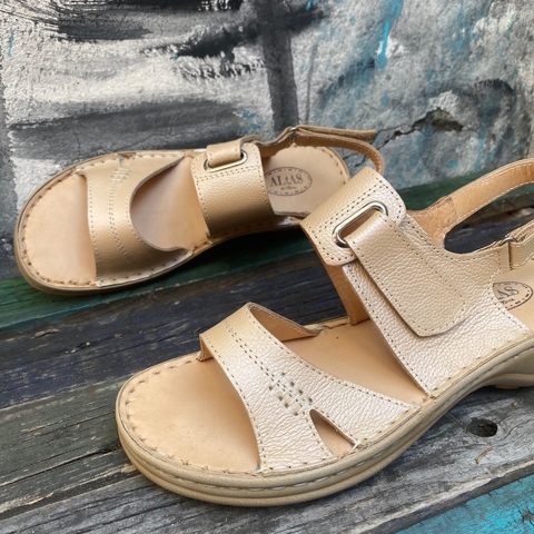 Sandalia c/velcro superconfort metalizado beige. bn. s06v-2204