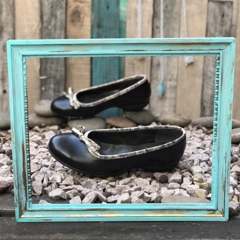 Chatitas negras con moño y ribetes flor, blanco. xx-700