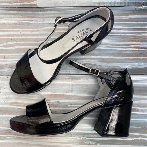 Sandalias con talón y plataforma charol negro. e03v-53910