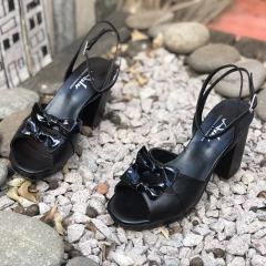 Sandalias con moño negras. xxv-1862 en internet