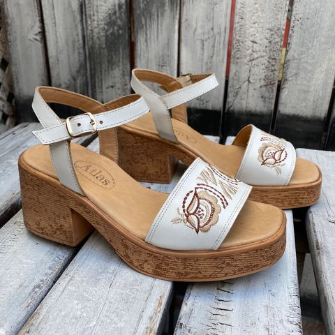 Sandalias con tacón y plataforma, blancas bordadas. j05v-729
