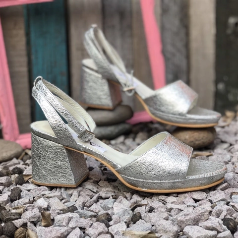 Sandalia con tacón y plataforma plata.. e03v-10063