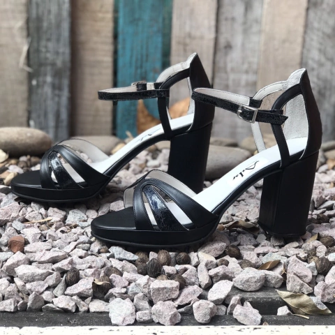 Sandalias con talón, tacón y plataforma negras. . e03v-2