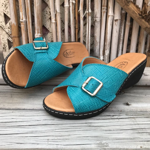 Chinelas con hebilla regulable turquesa. j05v-211