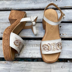 Sandalias con tacón y plataforma, blancas bordadas. j05v-729 - comprar online