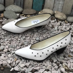 Clásicos con tacón forrado, tiza y negro. e03-20000 en internet