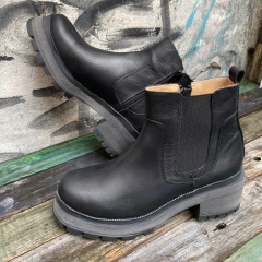 Botineta track con elástico y cierre tipo borcego negro- p02i-2327 en internet