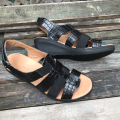 Sandalias croco negro con elástico y abrojo en talón. j05v-1066 - Altas de Olivos