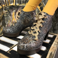 Botas cortas con taco y plataforma anim print. m01i-3004 - Altas de Olivos