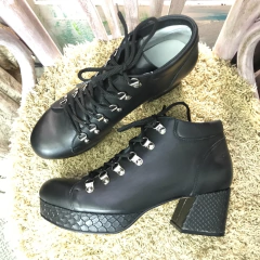 Botitas acordonadas con tacón y plataforma negras .e03i-5525 - Altas de Olivos