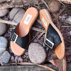 Chinelas negras con hebilla. j05v-210