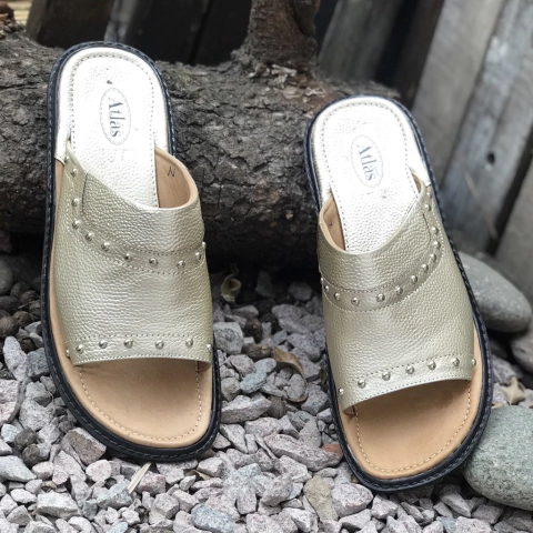 Chinelas confort, metalizado platino. s06v-704