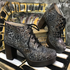 Botas cortas con taco y plataforma anim print. m01i-3004