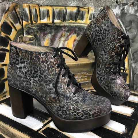 Botas cortas con taco y plataforma anim print. m01i-3004